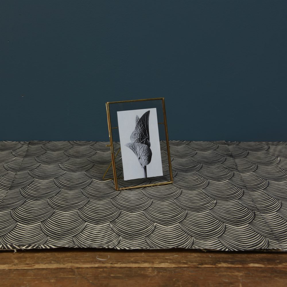 Monroe Vertical Brass Easel Frame by HomArt - Image 3