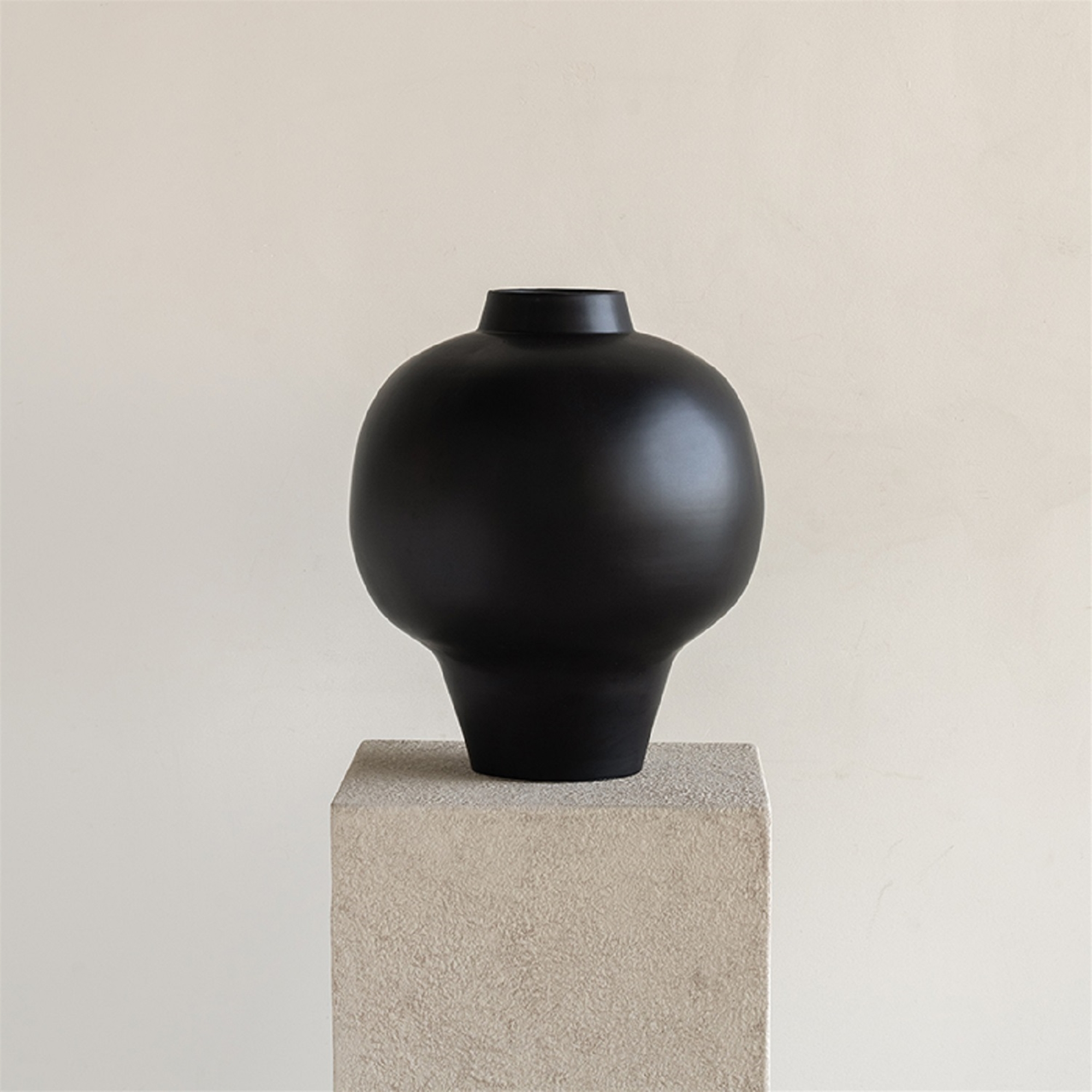 Vase Stor Black by Urban Nature Culture - Image 3